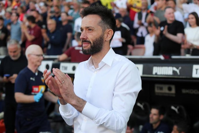 Carlos Corberán durante un partido del Valencia CF