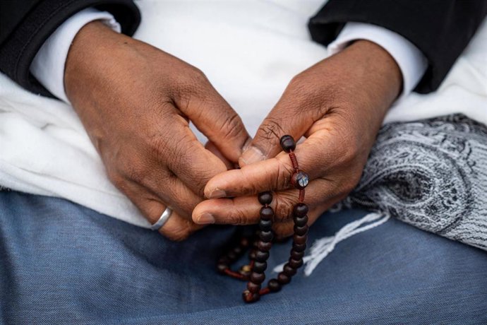 Archivo - Una religiosa rezando el rosario.