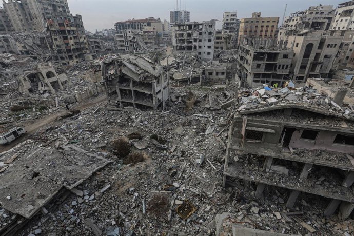 Archivo - Imagen de archivo de edificios destruidos por bombardeos israelíes en la Franja de Gaza