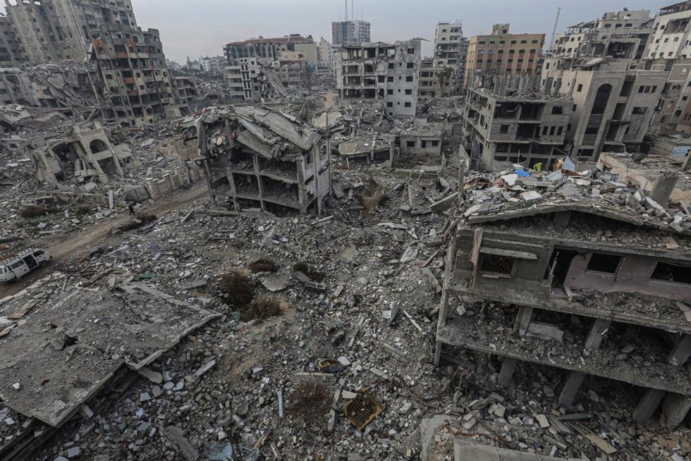 Archivo - Imagen de archivo de edificios destruidos por bombardeos israelíes en la Franja de Gaza