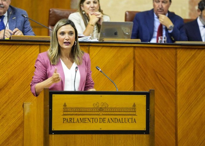 La portavoz del Grupo Socialista, María Márquez, este jueves en el Pleno del Parlamento en su defensa de la creación de una comisión de investigación sobre contratos sanitarios.