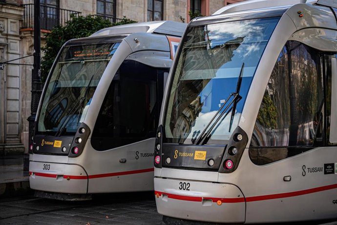 Archivo - Metrocentro circulando por el centro de Sevilla