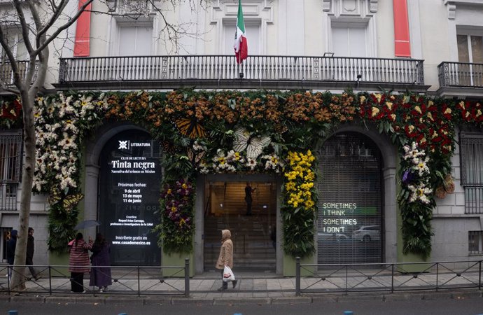 Archivo - Fachada de la Casa de México decorada con flores naturales