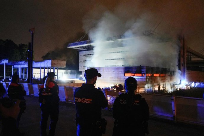 Archivo - Efectivos de la Policía Local vigilan el incendio producido en el Auditorio Rocío Jurado de Sevilla. A 30 de noviembre de 2024, en Sevilla 