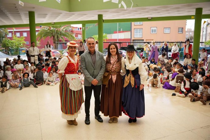 Más de 350 alumnos abordan en La Laguna el REF como "un pilar del patrimonio identitario" con motivo del Día de Canarias