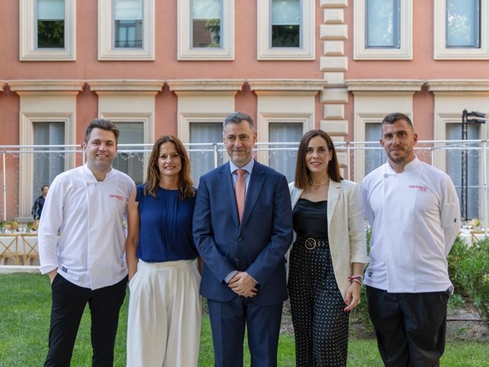 De izquierda a derecha, el chef Carlos Arias; la directora de CANTUR, Inés Mier; el consejero de Turismo, Luís Martínez Abad; la directora de Turismo, María Saiz; y el chef Diego Bilbao