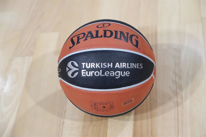 Archivo - Match ball of EuroLeague during the Turkish Airlines Euroleague basketball match between LDLC ASVEL Villeurbanne and Zalgiris Kaunas on November 10, 2022 at Astroballe in Villeurbanne, France - Photo Romain Biard / Isports / DPPI