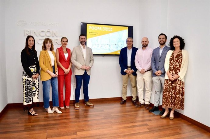 El alcalde, Francisco Salado, el concejal de Urbanismo y Grandes Proyectos, Miguel Ángel Jiménez, y el equipo redactor del PGOM.