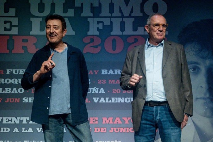 El grupo El Último de la Fila, integrado por Manolo García (I) y Quimi Portet (D), durante una rueda de prensa, en la Casa de Vacas de El Parque de El Retiro, a 27 de mayo de 2025, en Madrid