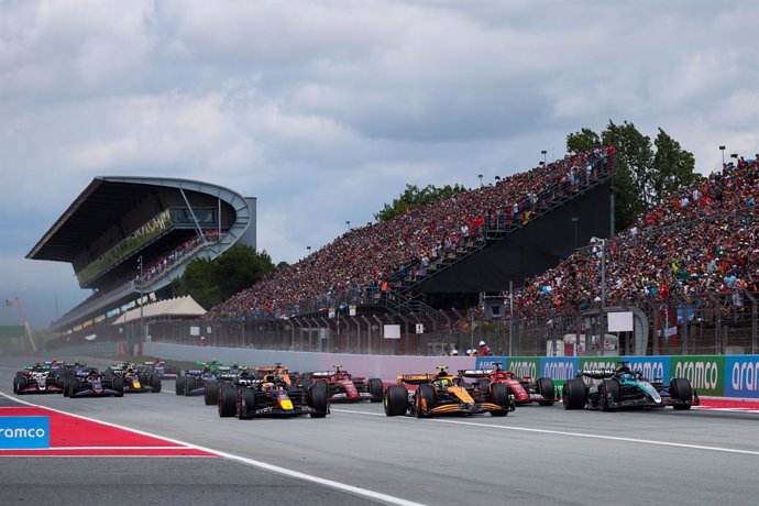 Archivo - Start of the race: 01 VERSTAPPEN Max (nld), Red Bull Racing RB20, 04 NORRIS Lando (gbr), McLaren F1 Team MCL38, 63 RUSSELL George (gbr), Mercedes AMG F1 Team W15, action during the Formula 1 Aramco Gran Premio de Espana 2024, 10th round of the 2