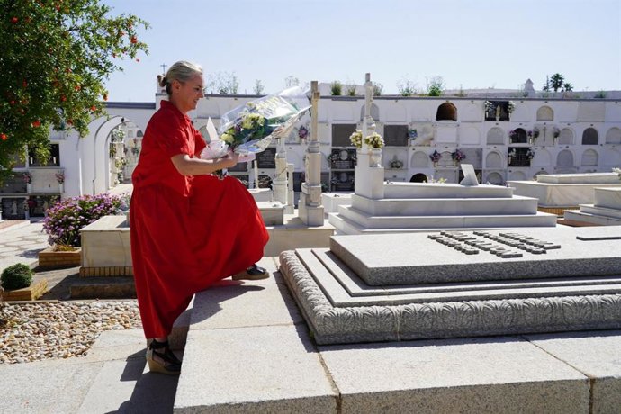 Ofrenda floral a la tumba de Juan Ramón Jiménez en Moguer.