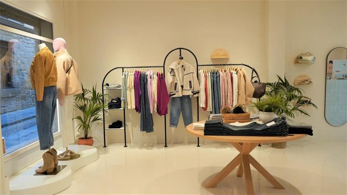 Archivo - Interior de una tienda de ropa.