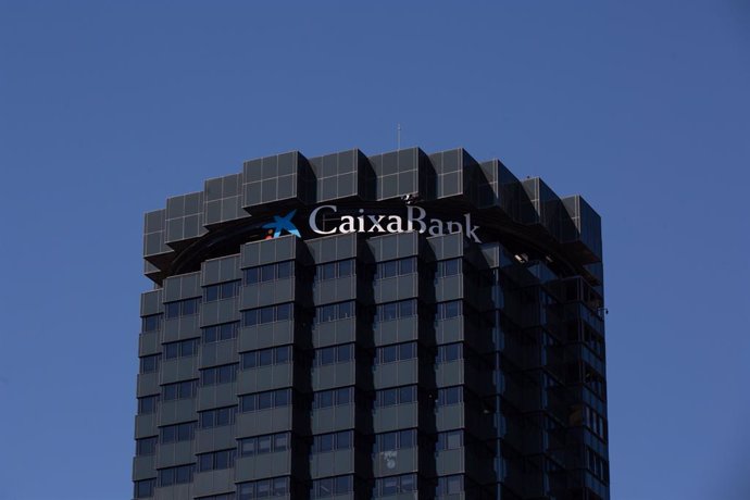 Archivo - Façana de la seu de CaixaBank