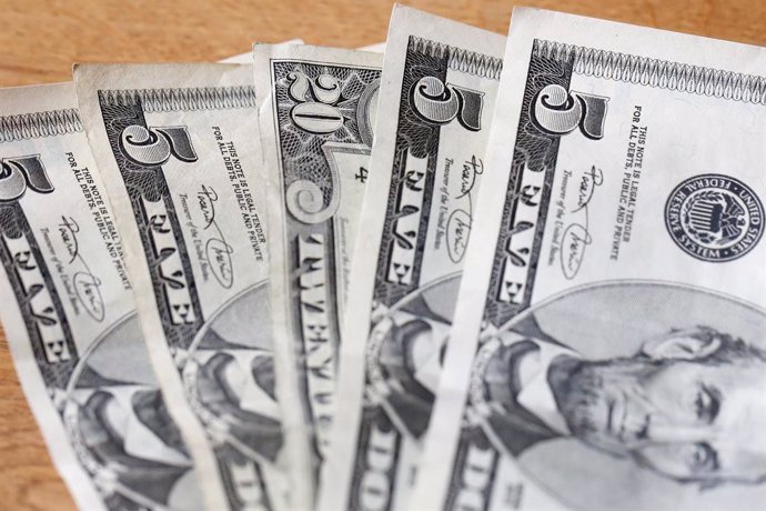 Archivo - FILED - 19 February 2016, Hamburg: Bank notes of the US dollar lying on a table. The US Federal Reserve has set up an additional mechanism to meet the growing demand for US dollars, allowing more central banks and other international institution