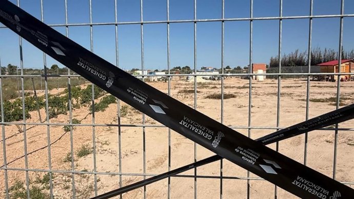 Imagen de una de las parcelas precintadas por la Generalitat en partidas rurales de Alicante