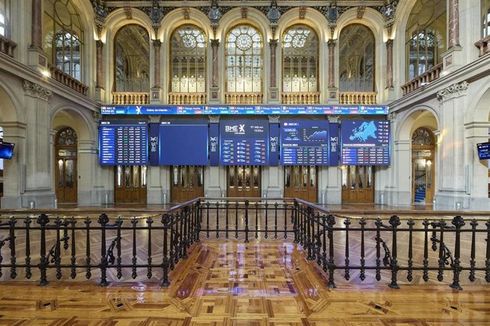 Archivo - Varios paneles del Ibex 35 en el Palacio de la Bolsa, a 1 de septiembre de 2023, en Madrid (España).