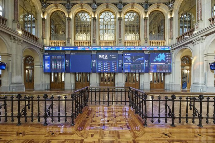 Archivo - Varios paneles del Ibex 35 en el Palacio de la Bolsa, a 1 de septiembre de 2023, en Madrid (España).
