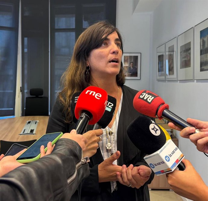 La consellera Núria Montserrat este jueves en las declaraciones a los medios desde el departamento