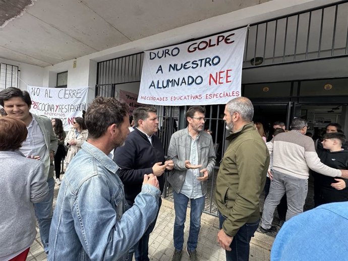 El portavoz de La Izquierda de Huelva en la Diputación Provincial, Marcos Toti, en una protesta en el IES Nuevo Milenio de Zalamea la Real.