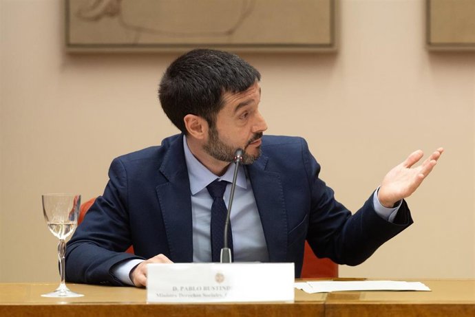 Archivo - El ministro de Derechos Sociales y Agenda 2030, Pablo Bustinduy,en el Congreso de los Diputados, a 8 de abril de 2025, en Madrid (España).