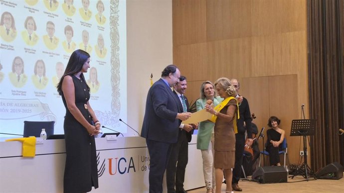 El subdelegado de la Junta en el Campo de Gibraltar, Javier Ros, y el rector de la Universidad de Cádiz, Casimiro Mantell, con una de las graduadas del Aula de Mayores.