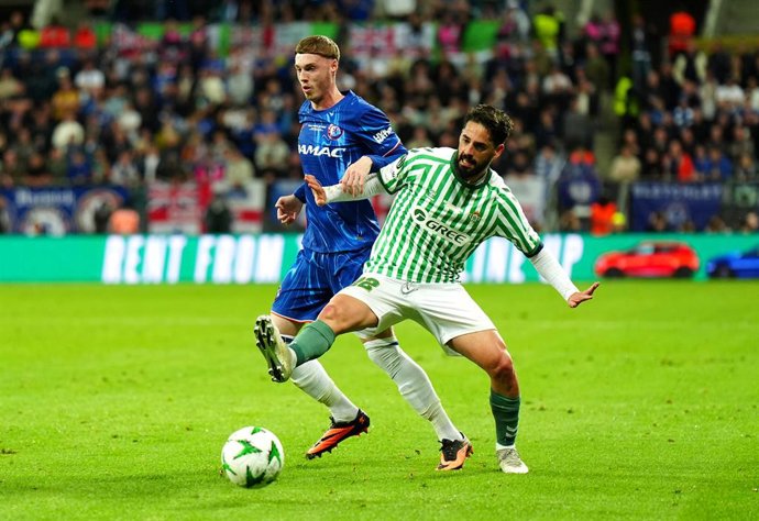 28 de maio de 2025, Polônia, Wroclaw: Cole Palmer (esq.), do Chelsea, e Isco, do Real Betis, disputam a bola durante a partida de futebol da final da Liga Europa Conference da UEFA entre Real Betis e Chelsea na Tarczynski Arena. Foto: Jane Barlow/PA Wire/