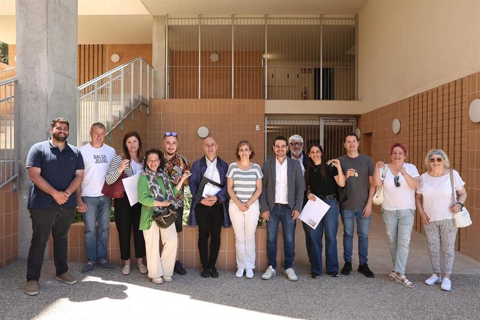 Foto de familia de la entrega de las llaves de las 72 nuevas viviendas de protección oficial en Castelldefels.