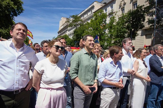Archivo - (I-D) Alfonso Fernández Mañueco, Marga Prohens, Juanma Moreno, José Luis Martínez-Almeida, Mariano Rajoy, Cuca Gamarra, y Alberto Núñez Feijóo, durante una manifestación del PP, en la Puerta de Alcalá, a 26 de mayo de 2024, en Madrid (España). 