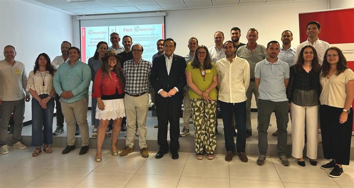 Gómez Villamandos (centro), en una foto de familia durante su participación en el Foro Know Ham sobre transferencia del conocimiento en el sector jamonero, celebrado en el Cicap de Pozoblanco.