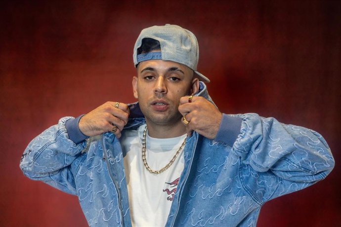 El rapero FERNANDOCOSTA posa para Europa Press, a 28 de mayo de 2025, en Madrid (España). Fernando Costa Morales, más conocido como FERNANDOCOSTA, es un rapero ibicenco, figura destacada en la escena del hip hop español contemporáneo. Su estilo fusiona el