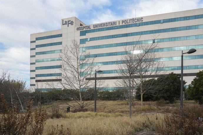 Archivo - Arxiu - Façana de l'Hospital La Fe de València