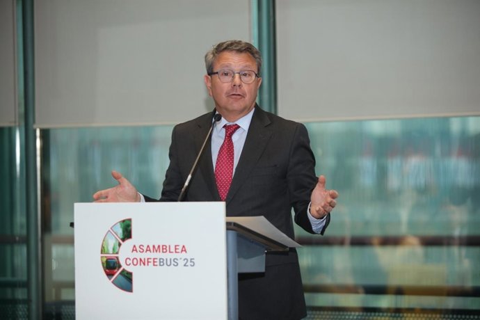 El secretario de Estado de Transportes, José Antonio Santano, en la asamblea general de Confebús de 2025