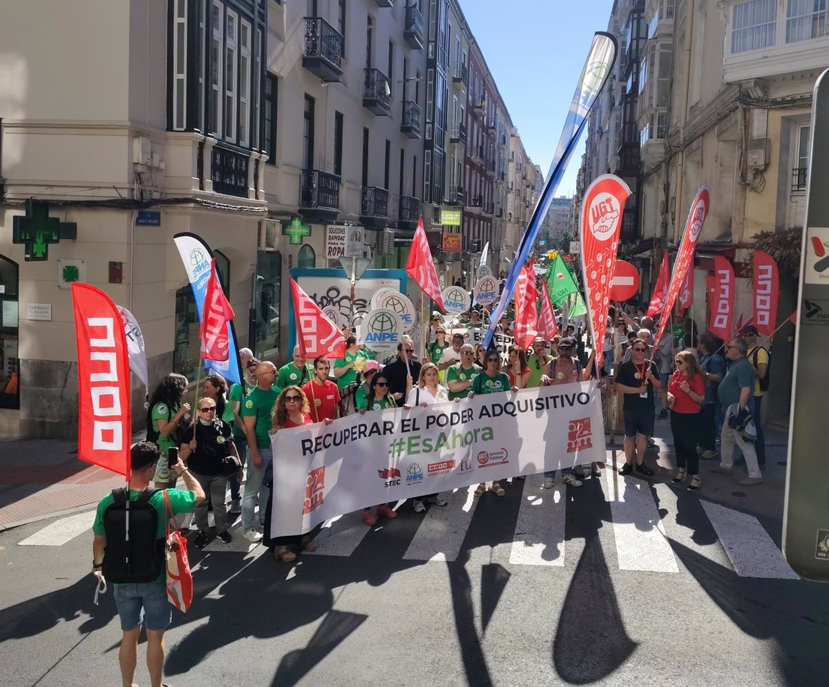 Cerca de 5.000 docentes cántabros vuelven a las calles para pedir a Silva que  se siente a negociar 