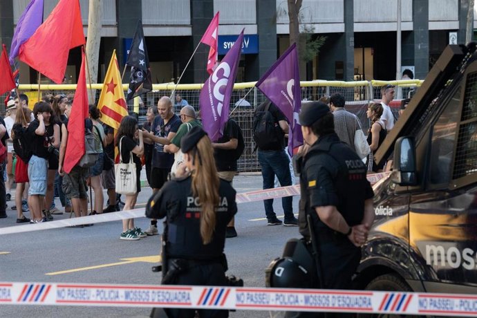 Unas 30 personas protestan ante la sede del PP catalán