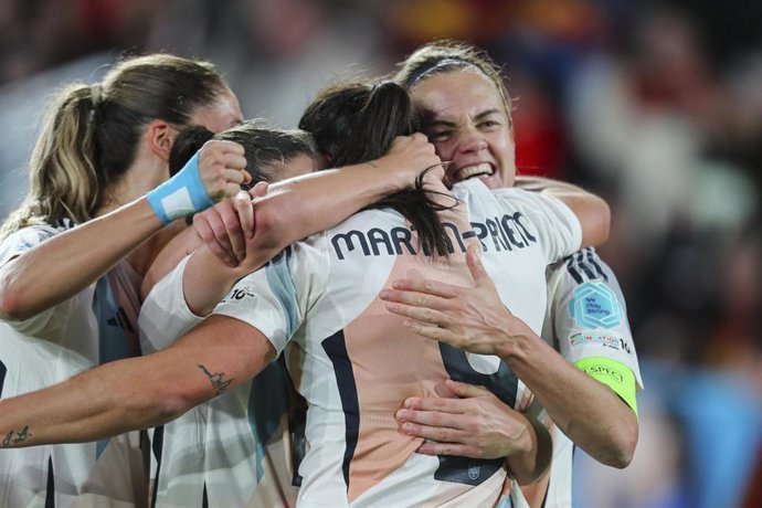 Archivo - Las jugadoras de la selección femenina celebran el 3-2 de Cristina Martín-Prieto ante Bélgica en la Liga de Naciones 2025