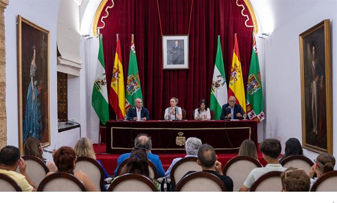 La diputada de Cultura, Vanesa Beltrán, preside la presentación de la novela 'El Viaje al Infinito'.