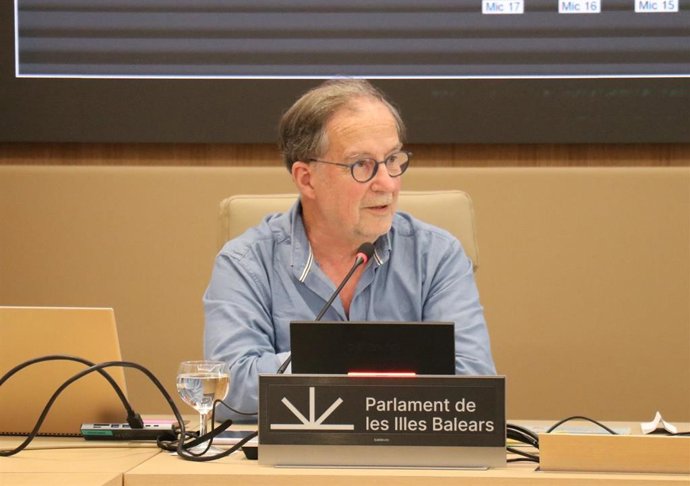 El psicólogo de atención temprana Vicenç Arnaiz comparece en el Parlament.