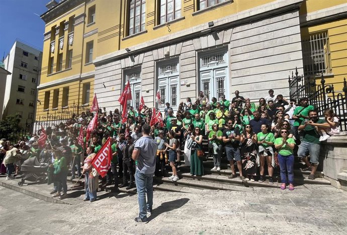 Concentración de los docentes en el IES Santa Clara de Santander para reclamar la adecuación salarial