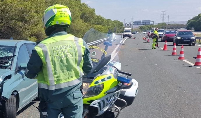 Archivo - Agente de la Guardia Civil de Tráfico en un accidente. Imagen de archivo. 