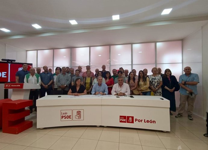 Miembros de la Agrupación Municipal del PSOE tras revalidar José Antonio Diez su mandato al frente de la Secretaría General.