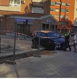 Coche atrapado en una zanja en las obras de la calle Hermanos Becerril de Cuenca.