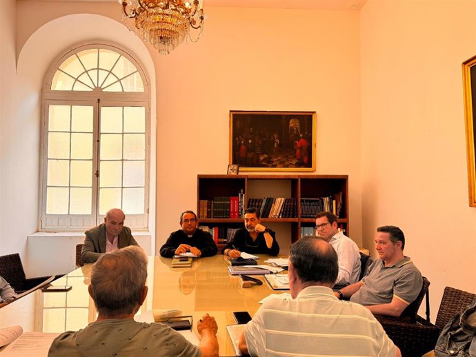 Reunión mantenida en el Seminario Diocesano entre representantes del Cabildo Catedral, del Consejo Local de Hermandades y Cofradías y el Ayuntamiento de Cádiz.