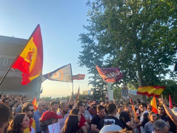 Cerca de 350 personas se concentran junto a La Moncloa al grito de "Sánchez corrupto, Sánchez dimisión".