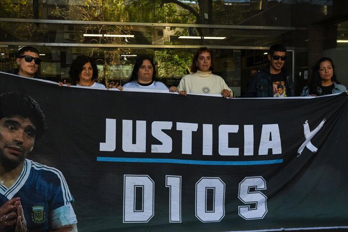 Fanáticos de Mradona en la entrada del Tribunal Oral en lo Criminal nº3 de San Isidro, a 13 de mayo de 2025, en Buenos Aires (Argentina). Gianinna es la tercera hija de Maradona en declarar como testigo desde que comenzó el juicio el 11 de marzo. La mujer