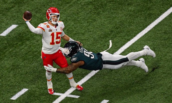 Archivo - 09 February 2025, US, New Orleans: Kansas City Chiefs quarterback Patrick Mahomes (L) and Philadelphia Eagles' quarterback Jalen Hurts battle for the ball during the Super Bowl LIX American football match between the Kansas City Chiefs and the P