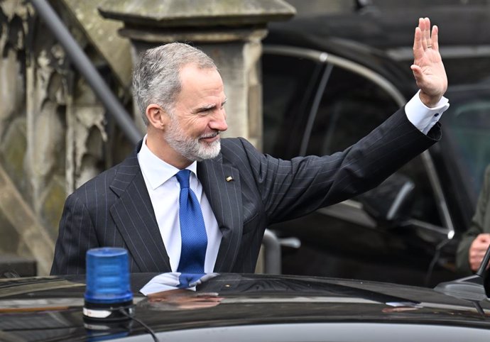 29 May 2025, North Rhine-Westphalia, Aachen: King Felipe VI of Spain waves after awarding the International Charlemagne Prize to EU Commission President von der Leyen in front of City Hall. Photo: Federico Gambarini/dpa-Pool/dpa