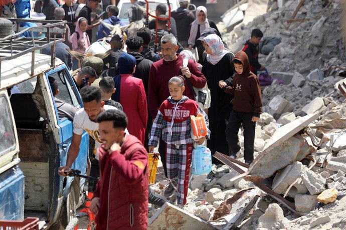 Archivo - April 3, 2025, Gaza City, Gaza Strip, Palestinian Territory: Palestinians transport their belongings as they flee Gaza City's eastern neighbourhood of Shujaiya following an evacuation order issued by the Israeli military on April 3, 2025. Gaza's