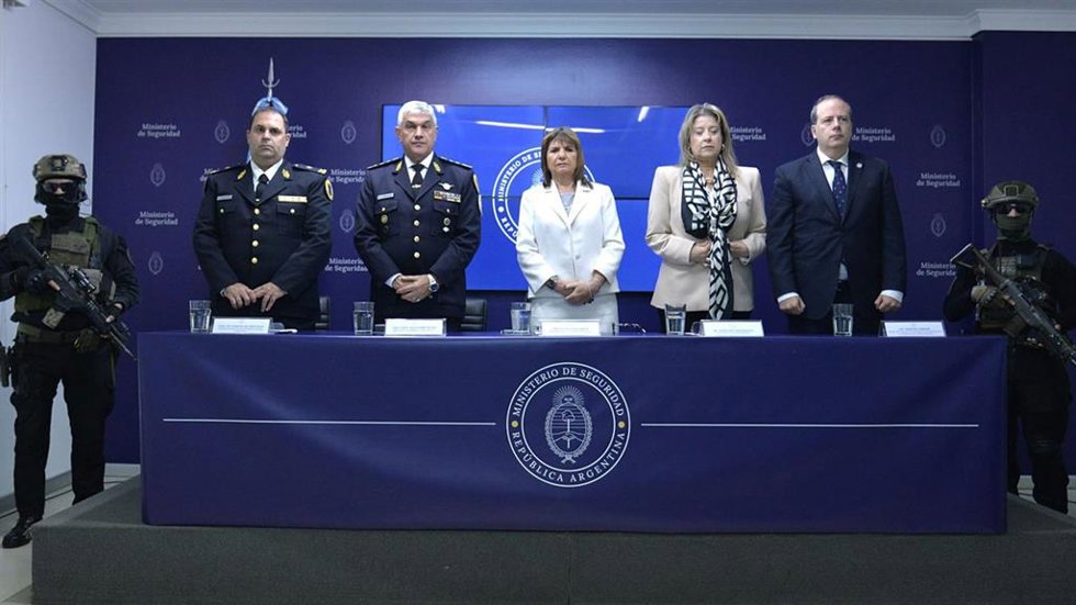 La ministra de Seguridad Nacional de Argentina, Patricia Bullrich (en el centro) en una rueda de prensa conjunta con autoridades de seguridad