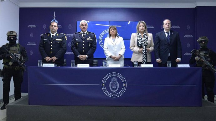 La ministra de Seguridad Nacional de Argentina, Patricia Bullrich (en el centro) en una rueda de prensa conjunta con autoridades de seguridad