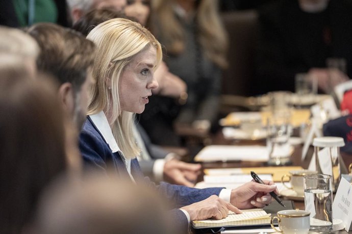 30 de abril de 2025, Washington, Distrito de Columbia, EUA: A procuradora-geral dos Estados Unidos, Pam Bondi, fala durante uma reunião de gabinete realizada pelo presidente dos EUA, Donald J. Trump, na sala de gabinete da Casa Branca em Washington, DC, E